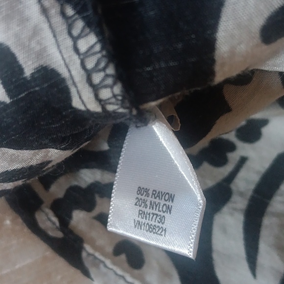 ❤️Maternity Adorable Black and White Abstract Blouse. - Picture 7 of 12